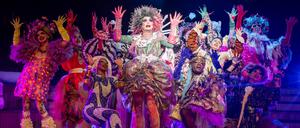 Taylor Mac und Ensemble.