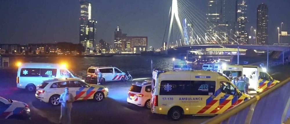 Polizei und Rettungskräfte am Tatort nach dem Messerangriff.