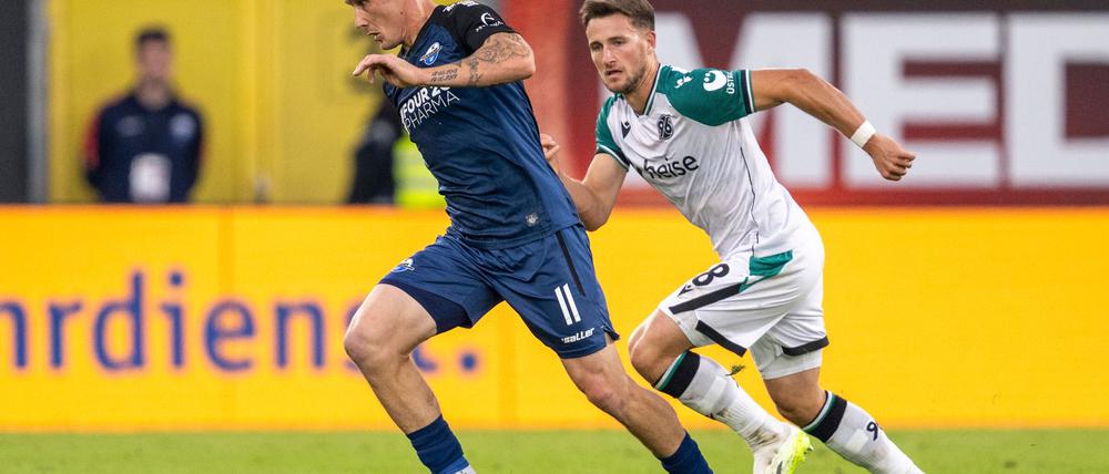 Sven Michel (l) und der SC Paderborn bleiben ungeschlagen.