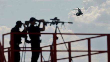 Members of the U.S. Secret Service Counter Assault Team keep watch as President Joe Biden arrives aboard Marine One in New Castle, Delaware, U.S., September 20, 2024. REUTERS/Kevin Lamarque