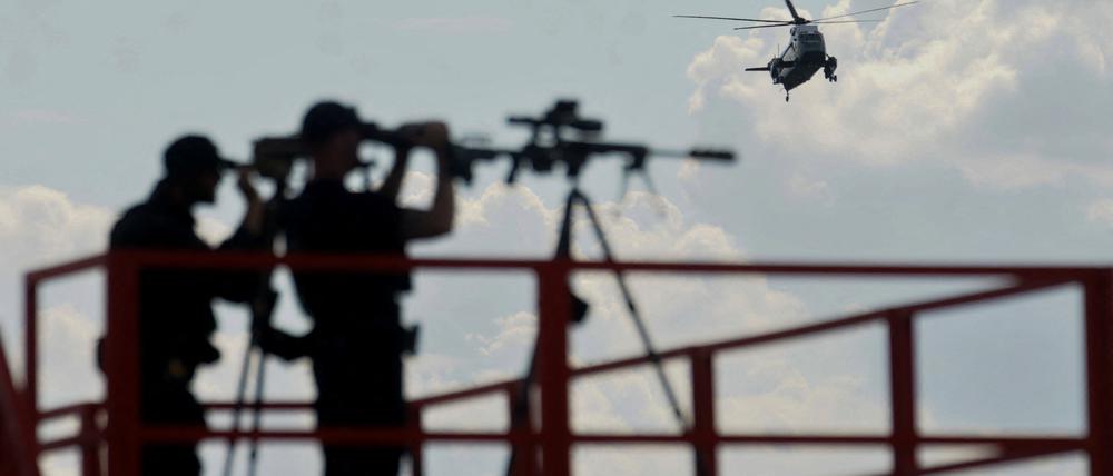 Members of the U.S. Secret Service Counter Assault Team keep watch as President Joe Biden arrives aboard Marine One in New Castle, Delaware, U.S., September 20, 2024. REUTERS/Kevin Lamarque