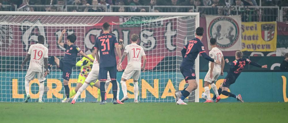 Jonathan Burkardt (r) trifft zum 3:1 für Mainz.