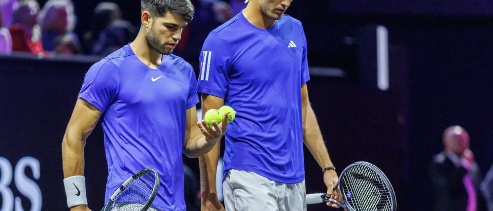 Carlos Alcaraz (l) und Alexander Zverev spielten erstmals gemeinsam Doppel.