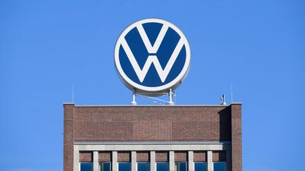 Das VW-Logo steht auf dem Markenhochhaus im Volkswagen Stammwerk in Wolfsburg.