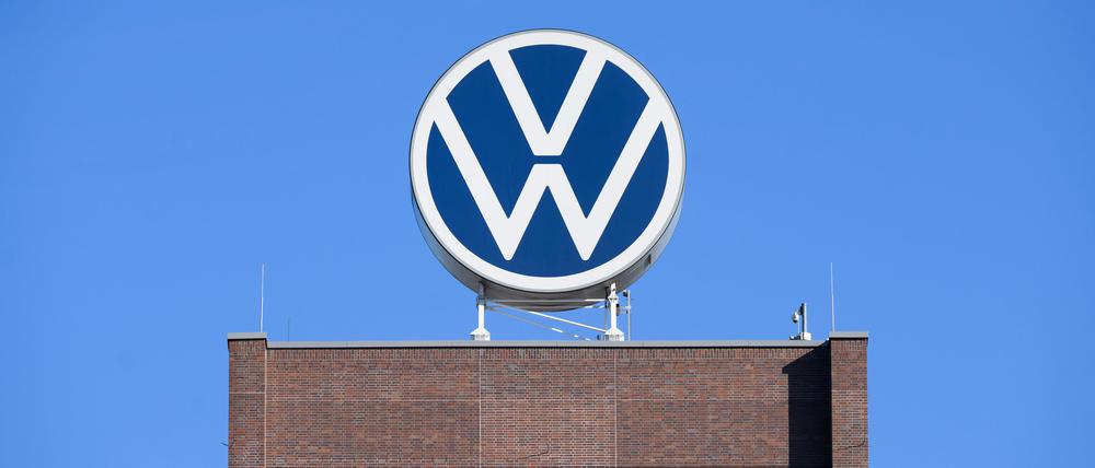 Das VW-Logo steht auf dem Markenhochhaus im Volkswagen Stammwerk in Wolfsburg.