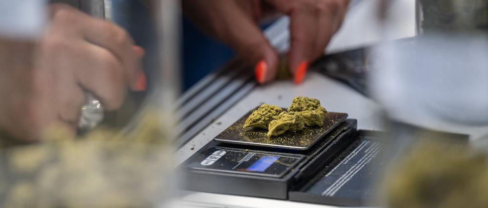 Waagen sollen der Berliner Polizei helfen, die Menge an Cannabis festzustellen, die Menschen dabeihaben. (Symbolbild)
