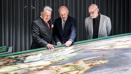 Jörg Woltmann, Bankier und KPM-Firmenchef (links), zeigte dem Regierenden Bürgermeister Kai Wegner und dem „Wiederfinder“ Reinhard Andress das Kachel-Gemälde.