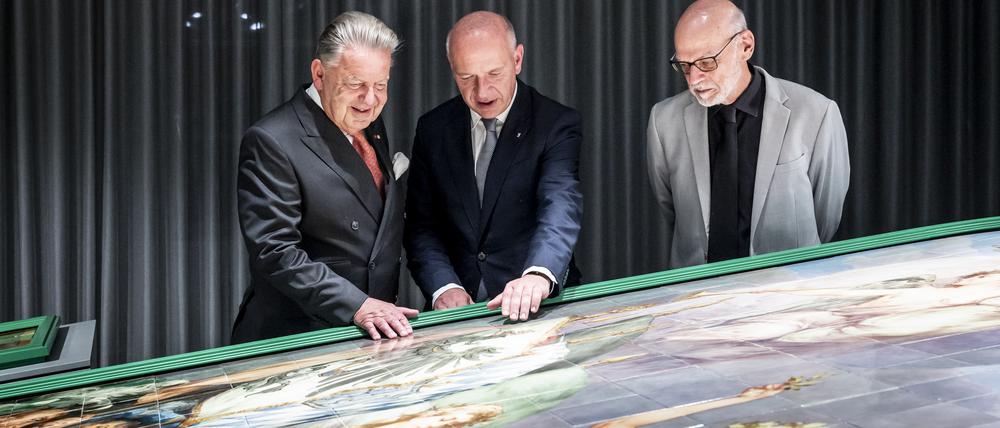 Jörg Woltmann, Bankier und KPM-Firmenchef (links), zeigte dem Regierenden Bürgermeister Kai Wegner und dem „Wiederfinder“ Reinhard Andress das Kachel-Gemälde.