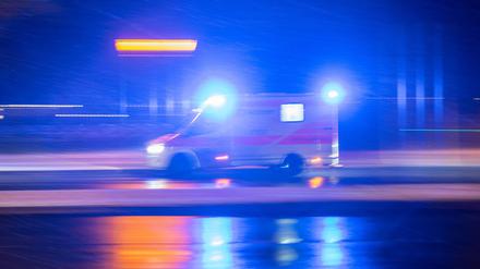 Ein 85-Jähriger hat sich in Berlin-Marienfelde mit seinem Auto überschlagen. (Symbolbild)