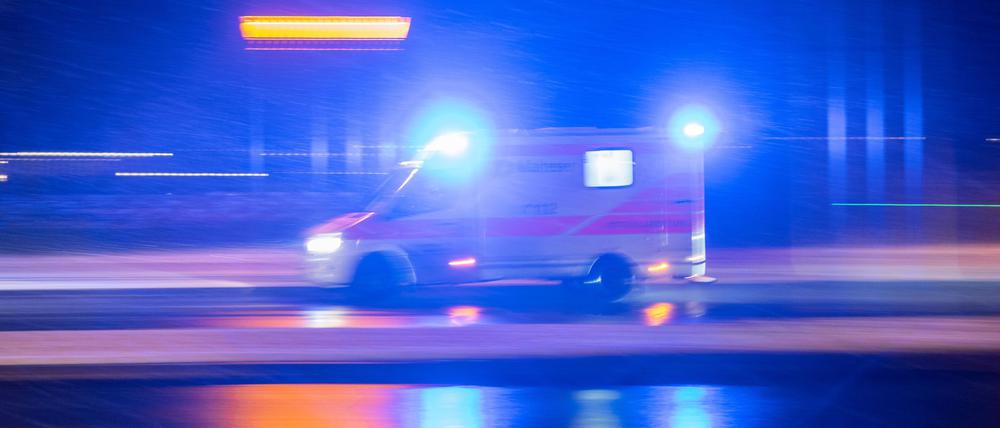Ein 85-Jähriger hat sich in Berlin-Marienfelde mit seinem Auto überschlagen. (Symbolbild)