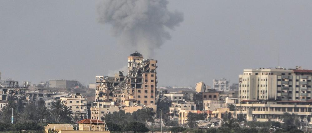 Rauch steigt nach einem Luftangriff in der Stadt Gaza auf. (Archivbild)