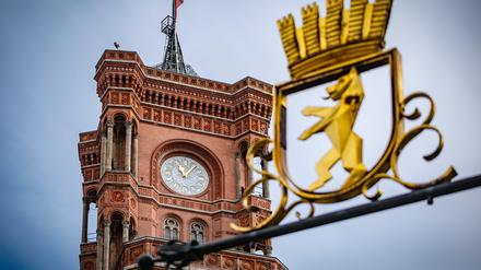 Blick auf das Rote Rathaus: Hier wollen die Koalitionsspitzen am Montagabend die letzten Entscheidungen zu den Haushaltseinsparungen beschließen. (Archivbild)