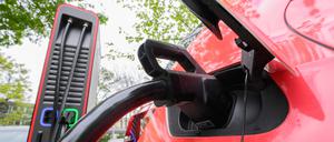 Der Kauf von Elektroautos soll für Verbraucher günstiger werden, fordert die SPD-Bundestagsfraktion.