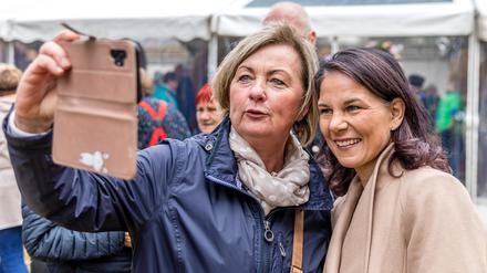 Forst, 14. September: Grünenpolitikerin Annalena Baerbock macht mit einer Besucherin auf dem Dorf- und Erntefest ein Selfie.