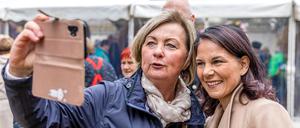 Forst, 14. September: Grünenpolitikerin Annalena Baerbock macht mit einer Besucherin auf dem Dorf- und Erntefest ein Selfie.