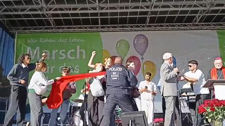 Mehrere Gegendemonstranten stürmen die Bühne des „Marsch für das Leben“.