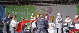 Mehrere Gegendemonstranten stürmen die Bühne des „Marsch für das Leben“.