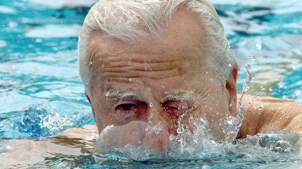 Richard von Weizsäcker beim Schwimmen.
