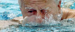 Richard von Weizsäcker beim Schwimmen.