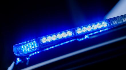 Eine Frau ist bei einem Sprung aus einem Fenster in Marzahn-Hellersdorf schwer verletzt worden. (Symbolbild)