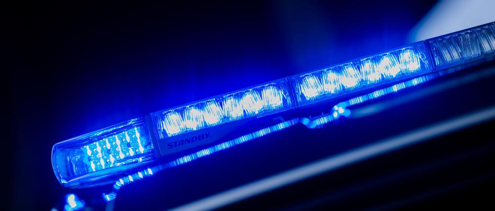 Eine Frau ist bei einem Sprung aus einem Fenster in Marzahn-Hellersdorf schwer verletzt worden. (Symbolbild)