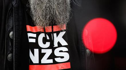 Slogan gegen Rechtsextremismus auf einem T-Shirt. Die Berliner Grünen wollen vom Senat mehr Einsatz gegen rechtsextreme Aktionen. 