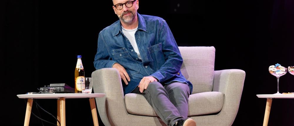 Kurt Krömer bei der Aufzeichnung der 100. Folge seines Podcasts „Feelings“ in Köln in der Volksbühne am Rudolfplatz.