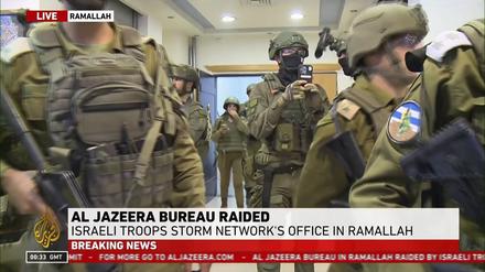 Dieses Bild aus einem von Al-Dschasira zur Verfügung gestellten Video zeigt eine Razzia israelischer Truppen in ihrem Büro in Ramallah im Westjordanland.
