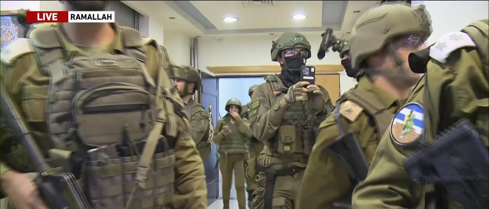 Dieses Bild aus einem von Al-Dschasira zur Verfügung gestellten Video zeigt eine Razzia israelischer Truppen in ihrem Büro in Ramallah im Westjordanland.