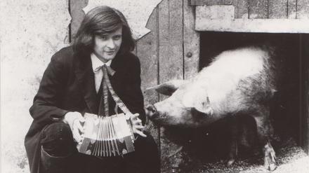 Zum Borstenvieh hatte Ulrich Roski dank seines frühen Liedes vom verliebten Schweinehirten eine besondere Beziehung: „Ich lass dir Ringe um die Beine schweißen, damit dich nicht die Schweine beißen.“