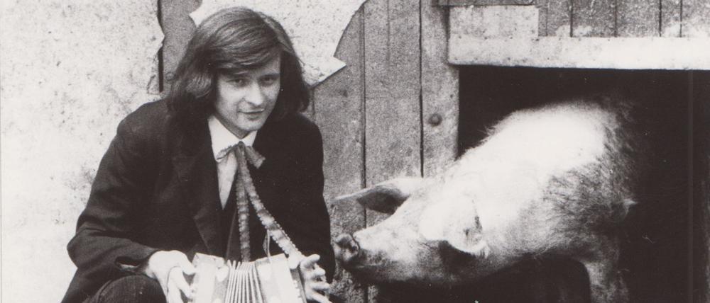 Zum Borstenvieh hatte Ulrich Roski dank seines frühen Liedes vom verliebten Schweinehirten eine besondere Beziehung: „Ich lass dir Ringe um die Beine schweißen, damit dich nicht die Schweine beißen.“