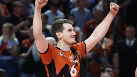 Berlins Johannes Tille jubelt. Die BR Volleys erwischten ein hartes Auftaktprogramm. 