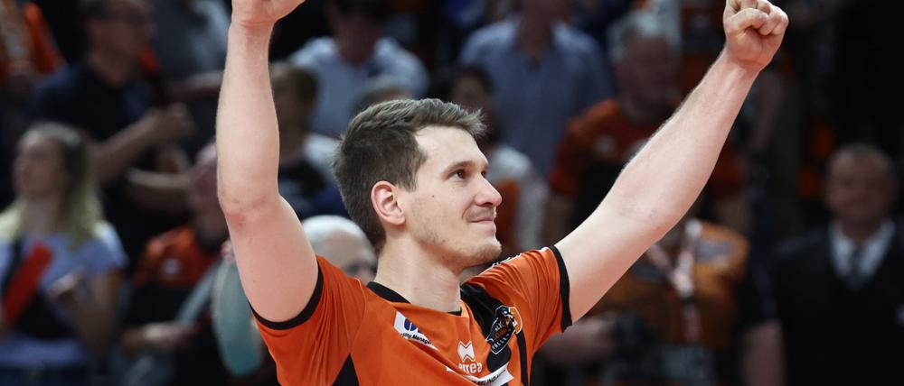 Berlins Johannes Tille jubelt. Die BR Volleys erwischten ein hartes Auftaktprogramm.