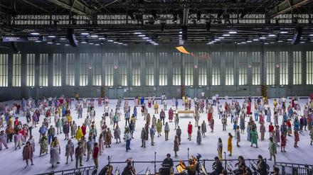 Szene aus „Messias“ im Hangar 4 des Flughafen Tempelhof, Produktion der Komischen Oper Berlin 2024 (Regie: Damiano Michieletto).