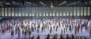 Szene aus „Messias“ im Hangar 4 des Flughafen Tempelhof, Produktion der Komischen Oper Berlin 2024 (Regie: Damiano Michieletto).