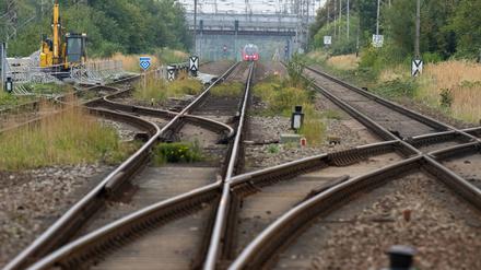 Blick auf die Bahngleise am Bahnhof Stralsund. In der Diskussion um das Rügener LNG-Terminal hatte der Bund einen schnelleren Bahnausbau in Vorpommern in Aussicht gestellt. 