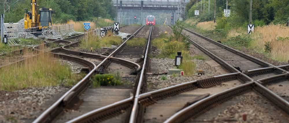 Blick auf die Bahngleise am Bahnhof Stralsund. In der Diskussion um das Rügener LNG-Terminal hatte der Bund einen schnelleren Bahnausbau in Vorpommern in Aussicht gestellt. 
