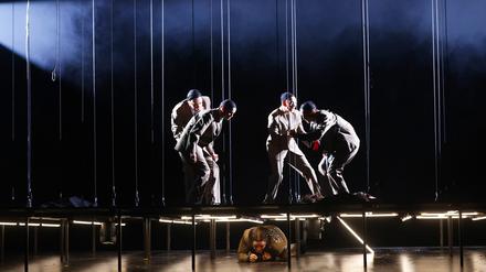 Herr K., das könnte jeder sein: Edgar Eckert (vorne liegend) wird umtanzt von Ensemblemitgliedern.