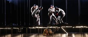 Herr K., das könnte jeder sein: Edgar Eckert (vorne liegend) wird umtanzt von Ensemblemitgliedern.