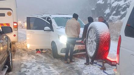  Heftige Schneefälle haben am Samstag auf den Straßen im Nordosten von Südafrika zu starken Verkehrsbehinderungen geführt. 