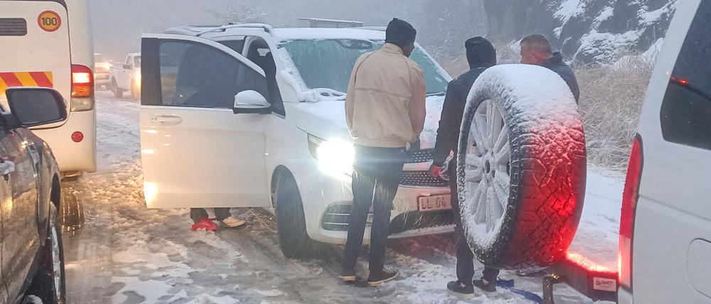 Heftige Schneefälle haben am Samstag auf den Straßen im Nordosten von Südafrika zu starken Verkehrsbehinderungen geführt.