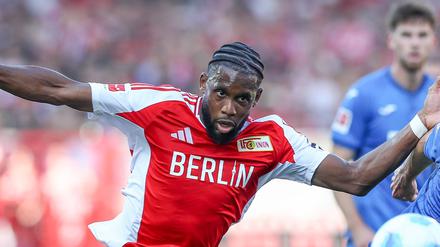 Jordan Pefok Siebatcheu (links) wurde gegen Hoffenheim wegen einer frühen Gelben Karte zur Halbzeit ausgewechselt.