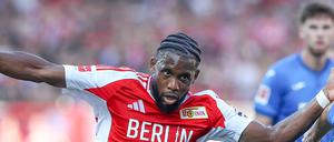Jordan Pefok Siebatcheu (links) wurde gegen Hoffenheim wegen einer frühen Gelben Karte zur Halbzeit ausgewechselt.