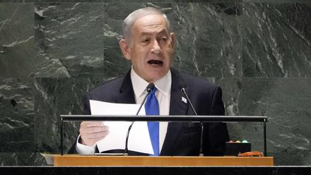 Benjamin Netanjahu, Regierungschef von Israel, liest eine frühere Erklärung vor.