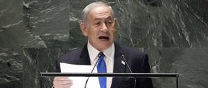 Benjamin Netanjahu, Regierungschef von Israel, liest eine frühere Erklärung vor.