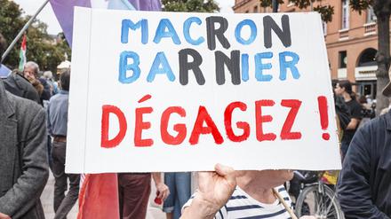 „Macron, Barnier. Verschwindet“: Vor der Ernennung der Kabinettsmitglieder protestierten im ganzen Land mehrere Tausend Menschen.