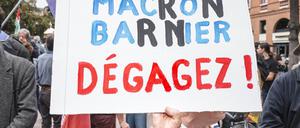 „Macron, Barnier. Verschwindet“: Vor der Ernennung der Kabinettsmitglieder protestierten im ganzen Land mehrere Tausend Menschen.