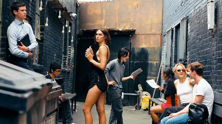 Warten auf das Vorsprechen: Filmstill aus einer „Theater“-Episode von Calla Henkel und Max Pitegoff.