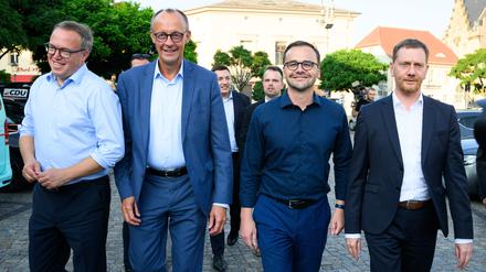 Eigentlich wollte Friedrich Merz (2. von links), dass neben Michael Kretschmer (rechts) auch Mario Voigt (links) und Jan Redmann (2. von rechts) Ministerpräsidenten werden. Redmann hat nun keine Chance mehr dazu.