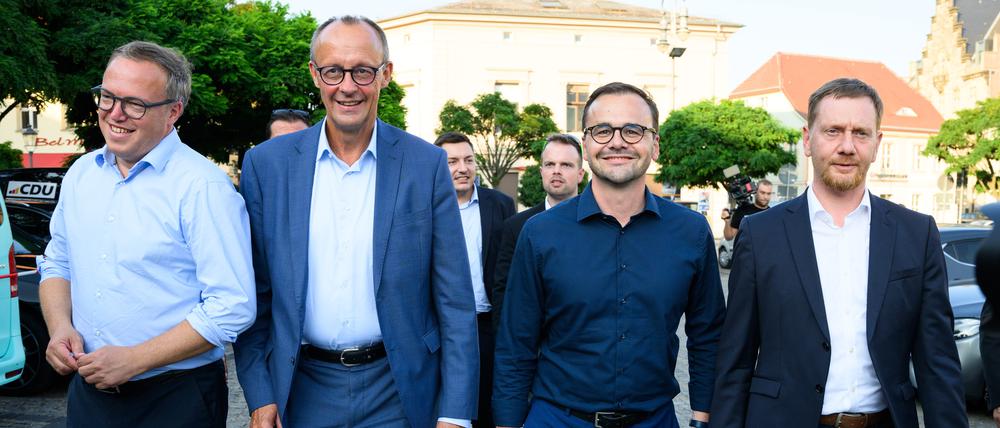 Eigentlich wollte Friedrich Merz (2. von links), dass neben Michael Kretschmer (rechts) auch Mario Voigt (links) und Jan Redmann (2. von rechts) Ministerpräsidenten werden. Redmann hat nun keine Chance mehr dazu.